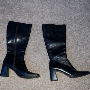 Black boots for narrow feet